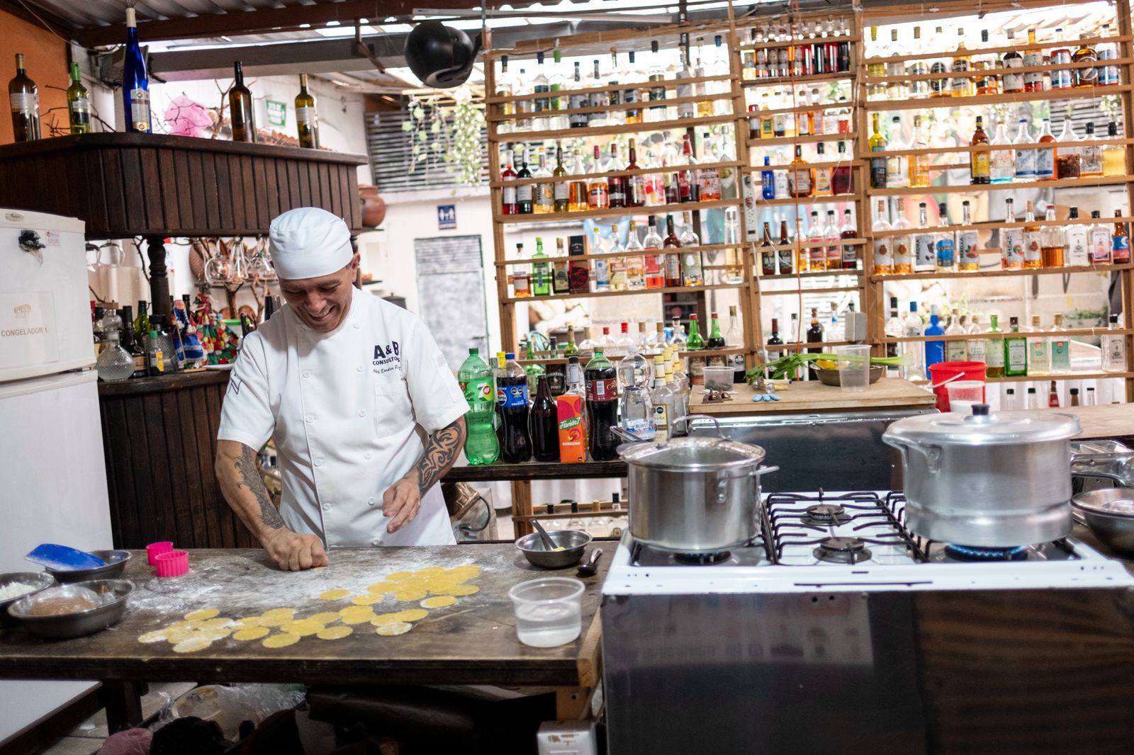 Chef preparando ingredientes en una cocina profesional